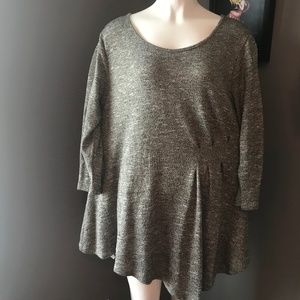 Grey top with some gold metallic thread. Size 18/20. Lane Bryant.